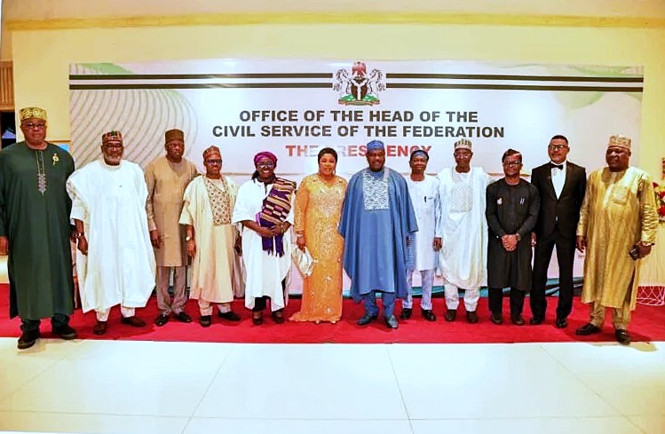 voiceofnigeria's tweet image. Nigeria’s Head of the Civil Service, Mrs Didi Walson-Jack, says all 31 Federal Ministries and Departments have fully digitalised their work processes. She announced this in Abuja at the Paperless Civil Service Gala, marking the end of paper-based operations.
#CivilService #Reform