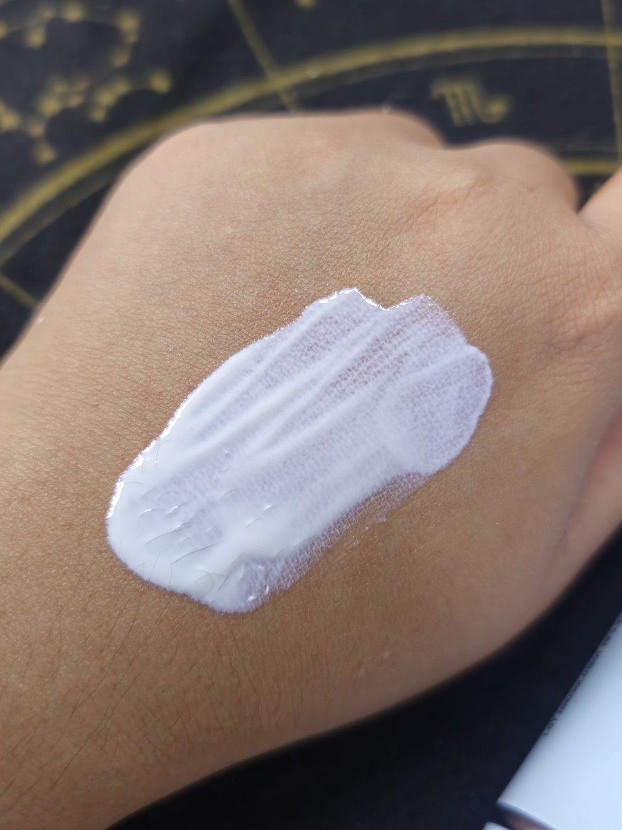 #ป้ายยา ครีมกันแดด Her Hyness x Anna  ตัวนี้เป็น Hexapeptide สูตรกันน้ำ กันเหงื่อ ได้นานสุด 80 นาที มี SPF50+ PA++++ และผสานเทคโนโลยีลดเลือนริ้วรอย (miRNA Technology) ช่วยลดฝ้ากระ จุดด่างดำจากแดด แถมเป็นเนื้อแมตต์ แห้งไว ลุยได้ทุกกิจกรรม 🤜🏻 #ผิงว่าดี #ใช้ดีบอกต่อ #HowtoPerfect