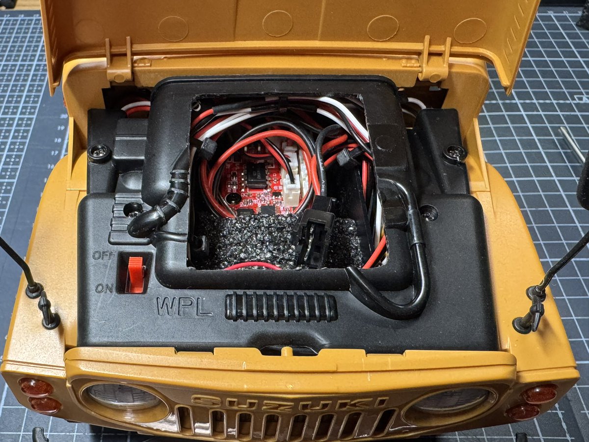HiDeNom1's tweet photo. 少しずつカスタムを進めてジムニー。エンジンルームを整理してバッテリーが入るようにしました。。
カバーも残したかったので切り抜き加工をして、取り外す事なくバッテリー着脱ができるように。

#WPL #C84 #ジムニー #SJ10 https://t.co/0rQPVFLg7s