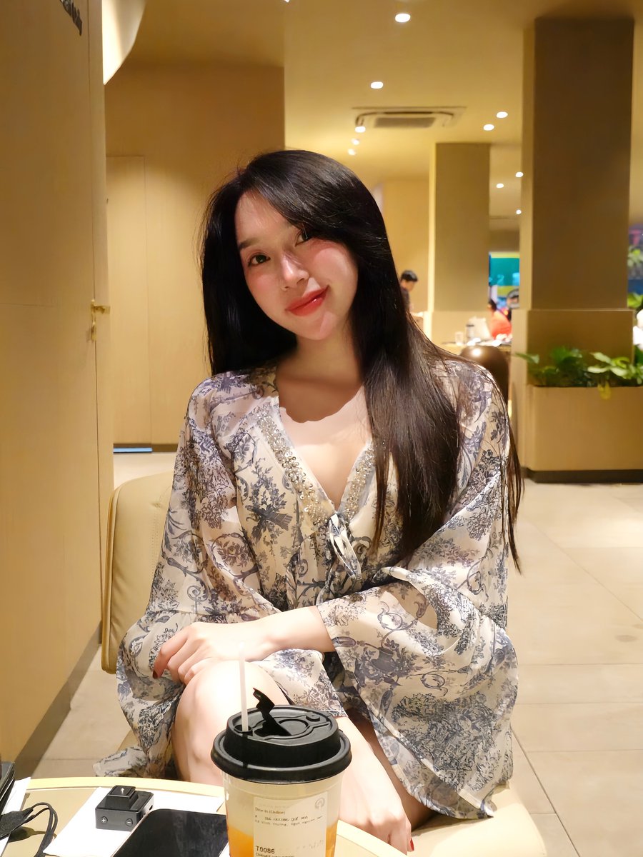 t_melb's tweet photo. Em còn nhỏ tuổi nên mong anh nhẹ nhàng thoi https://t.co/bi8LxqYznk