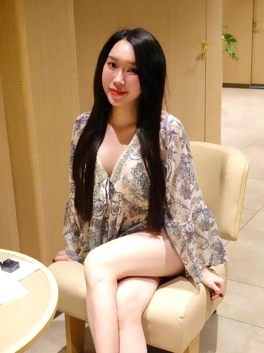 t_melb's tweet photo. Em còn nhỏ tuổi nên mong anh nhẹ nhàng thoi https://t.co/bi8LxqYznk