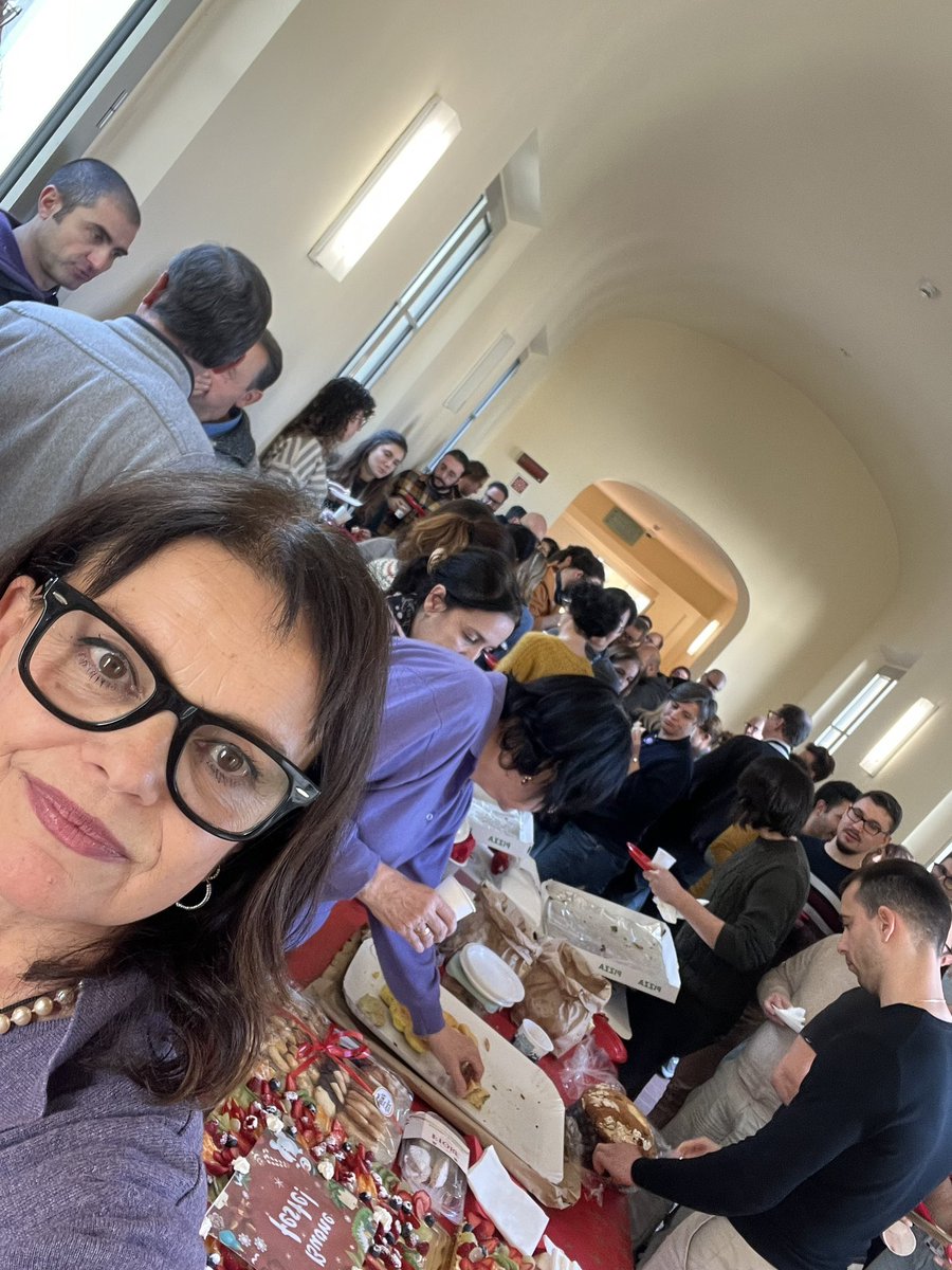 AntoSgarb's tweet photo. Anche i ricercatori mangiano…almeno a Natale 🤣
Buone feste da @Cnr_Nano https://t.co/YWJWFHn6xq