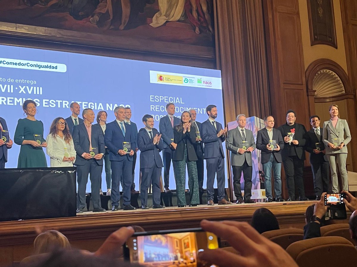 AjuntamentVLC's tweet image. 🟡 El concejal de Mejora Climática ha recogido el Premio Estrategia #NAOS 2023, de @AESAN_gob_es, por el proyecto, promovido por el #CEMAS y desarrollado en el @palcongresvlc, de impulso de una alimentación saludable y una gestión sostenible de eventos.
🔗 f.mtr.cool/rliurzuvdq