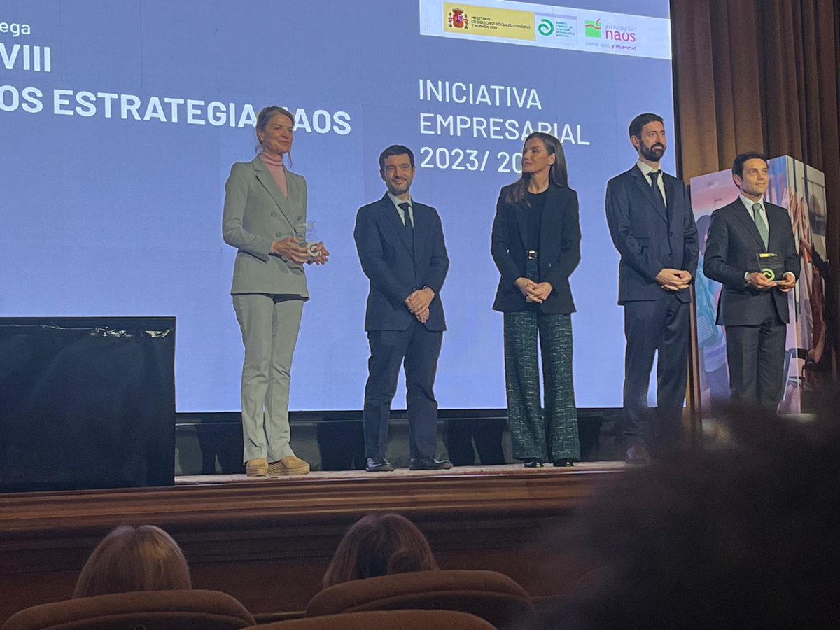 AjuntamentVLC's tweet image. 🟡 El concejal de Mejora Climática ha recogido el Premio Estrategia #NAOS 2023, de @AESAN_gob_es, por el proyecto, promovido por el #CEMAS y desarrollado en el @palcongresvlc, de impulso de una alimentación saludable y una gestión sostenible de eventos.
🔗 f.mtr.cool/rliurzuvdq
