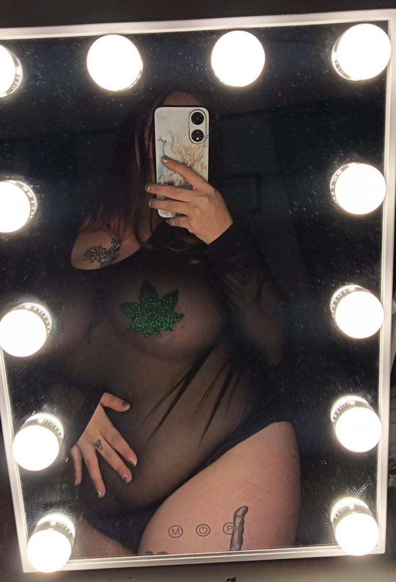 princess_hehe16's tweet photo. Lemme be your snack when the munchies hit 🍃🤤
The way Imma treat you, you're gonna feel like you're on cloud nine 

#horny #nsfwtwt #tits #bigtitties #lingerie #sexy #piercednipples  #tattooed #stoner https://t.co/FzJuExz1bn