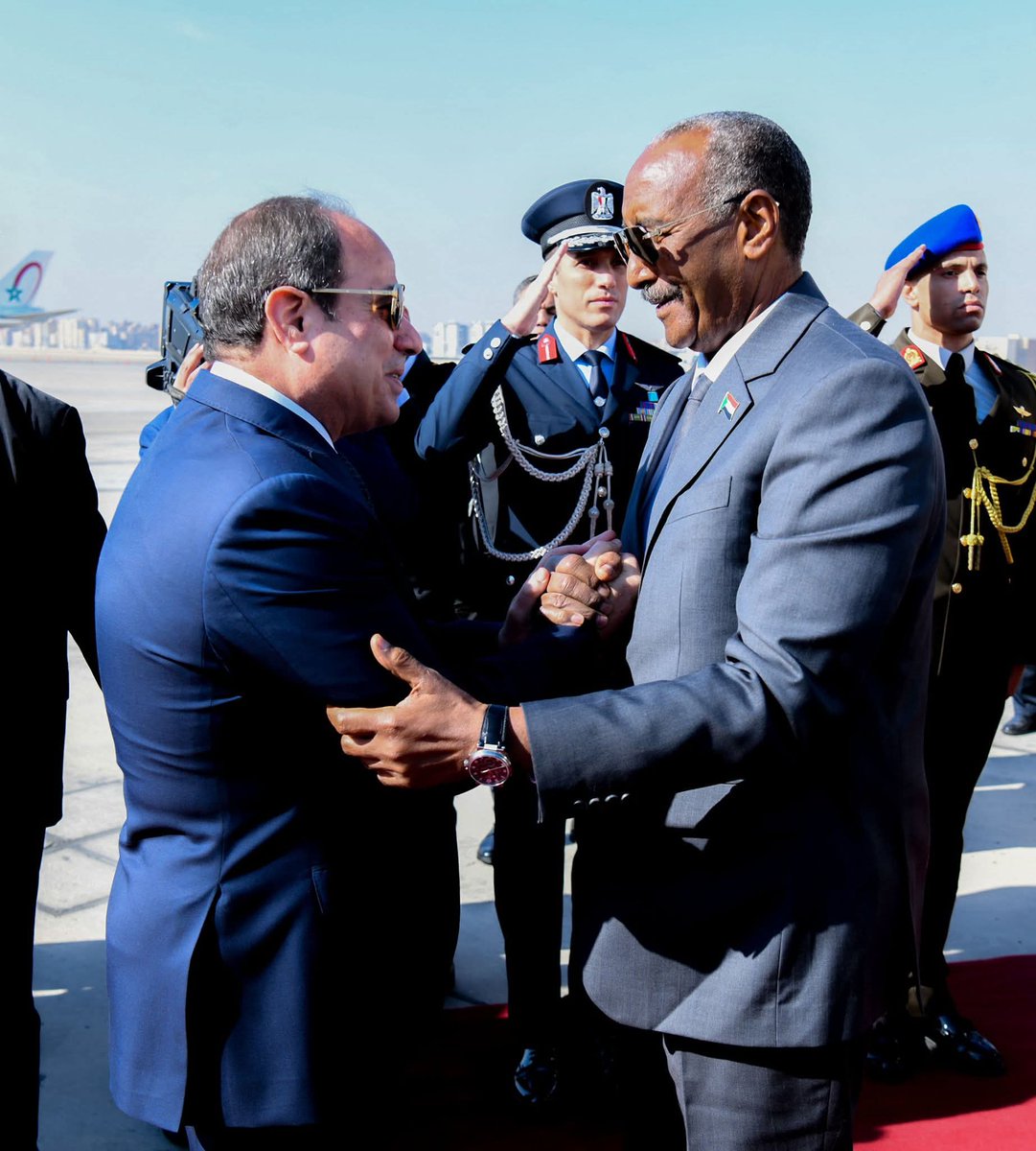 لأول مرة منذ اندلاع الحرب في السودان في أبريل 2023، تلوح مصر بشكل رسمي ومباشر بالتدخل العسكري في السودان لحماية الأمن القومي للبلدين بموجب اتفاقية الدفاع المشترك وما يكفله القانون الدولي، وتحدد مصر ثلاثة خطوط حمراء، وهي:

1- الحفاظ على وحدة السودان وسلامة أراضيه، وعدم العبث