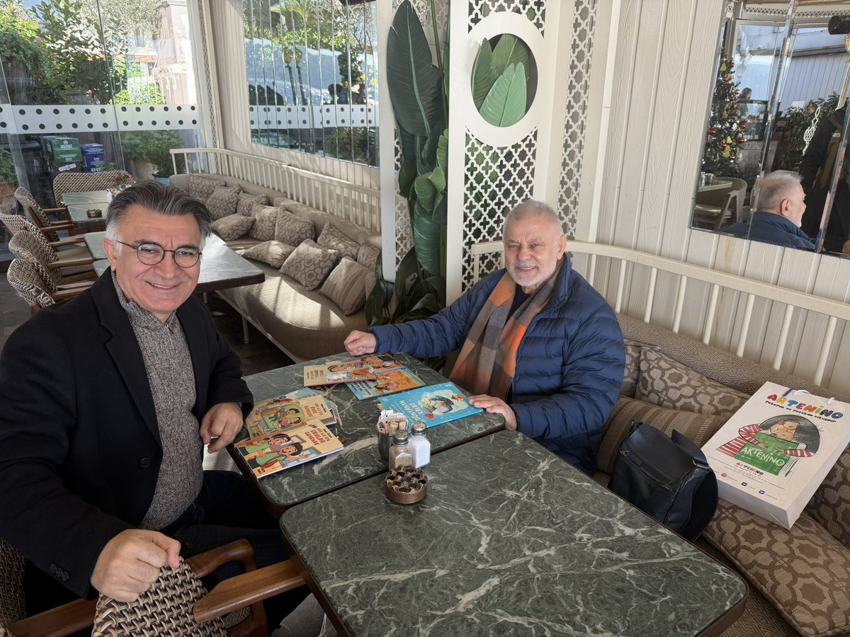 Değerli Eğitimci Prof Dr Selçuk Şirin hocam ile buluşarak, eğitime, dostluğa, kitaplara, çocuklara ve güvenli yaşama dair bir projeksiyon yaptık ve güzel bir sohbet gerçekleştirdik.
Ayrıca yeni çıkan Ada İle Efe Güvende Öykü kitaplarımı ve Dünyanın Kalbi Çocuk Şiir Kitabımı