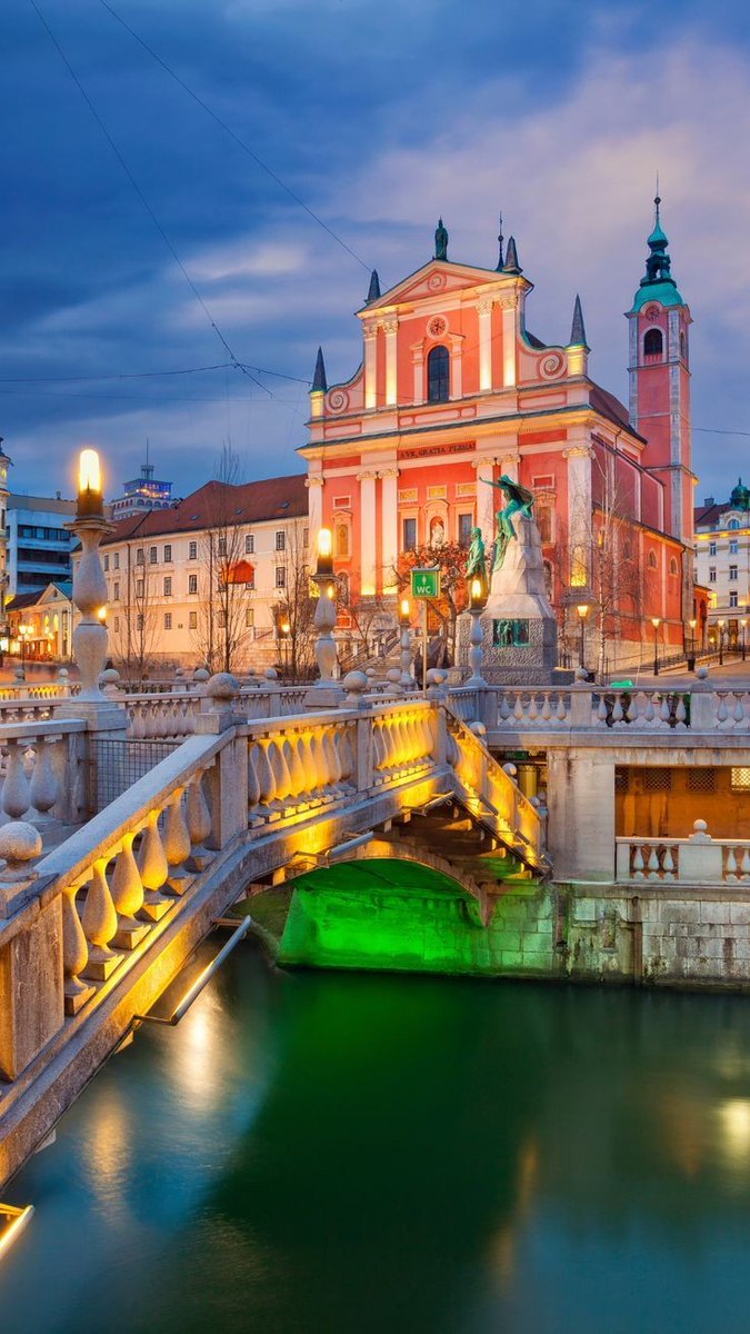 Slovenija je najčistija zemlja na svetu. Zapravo najfascinantnija stvar je to što ni 50 godina Jugoslavije na nju nije ostavilo skoro nikakve posledice, na isti način na koji je na Srbiju ostavilo sve moguće loše posledice.