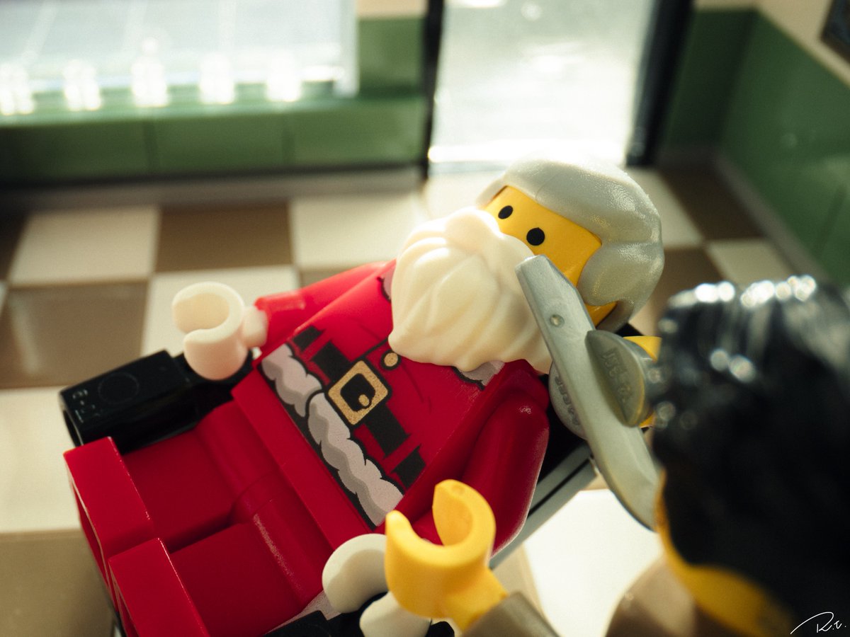 rennerbricks's tweet photo. 🎅✂️💈

#レゴ #ミニフィグ #オモ写 #サンタ https://t.co/1ptjah0qWI