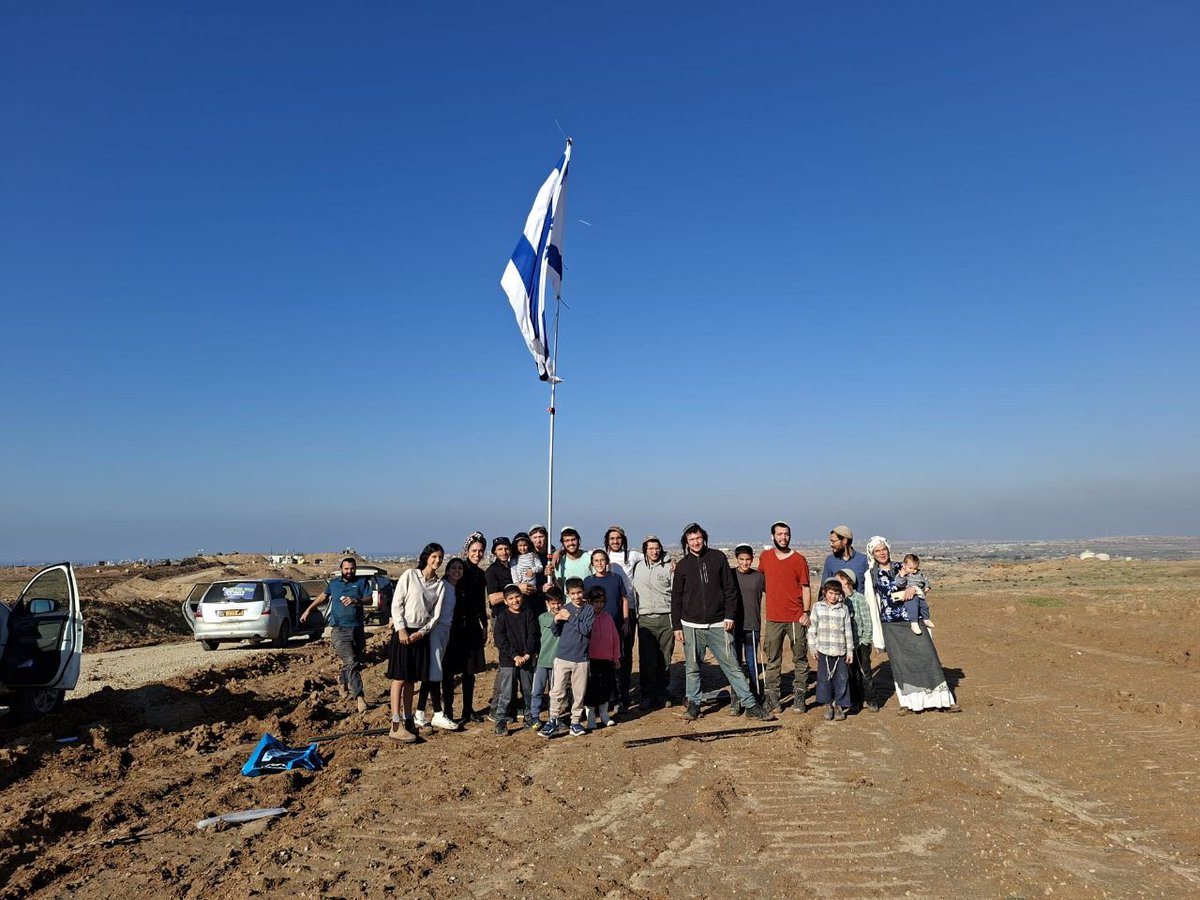 אנשי תנועת <a href="/T_Nachala/">נחלה - תנועה להתיישבות 🧡</a>  הגיעו הבוקר ל"חורובת כפר דרום" הניפו דגל ישראל וקראו להתיישבות במקום.  דניאלה וייס, יו״ר תנועת נחלה, אמרה ״דווקא בימים האלה צריך לומר בקול ברור את מה שברור מאליו עזה שייכת לעם ישראל. וחייבים כבר עכשיו להתחיל ולהתיישב בעזה".

דוצ בתגובה : "האזרחים היו במעקב