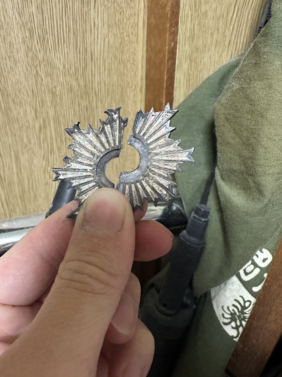 これは骨董屋でオマケでもらった誰かの胸を銃弾から守ったと思われる