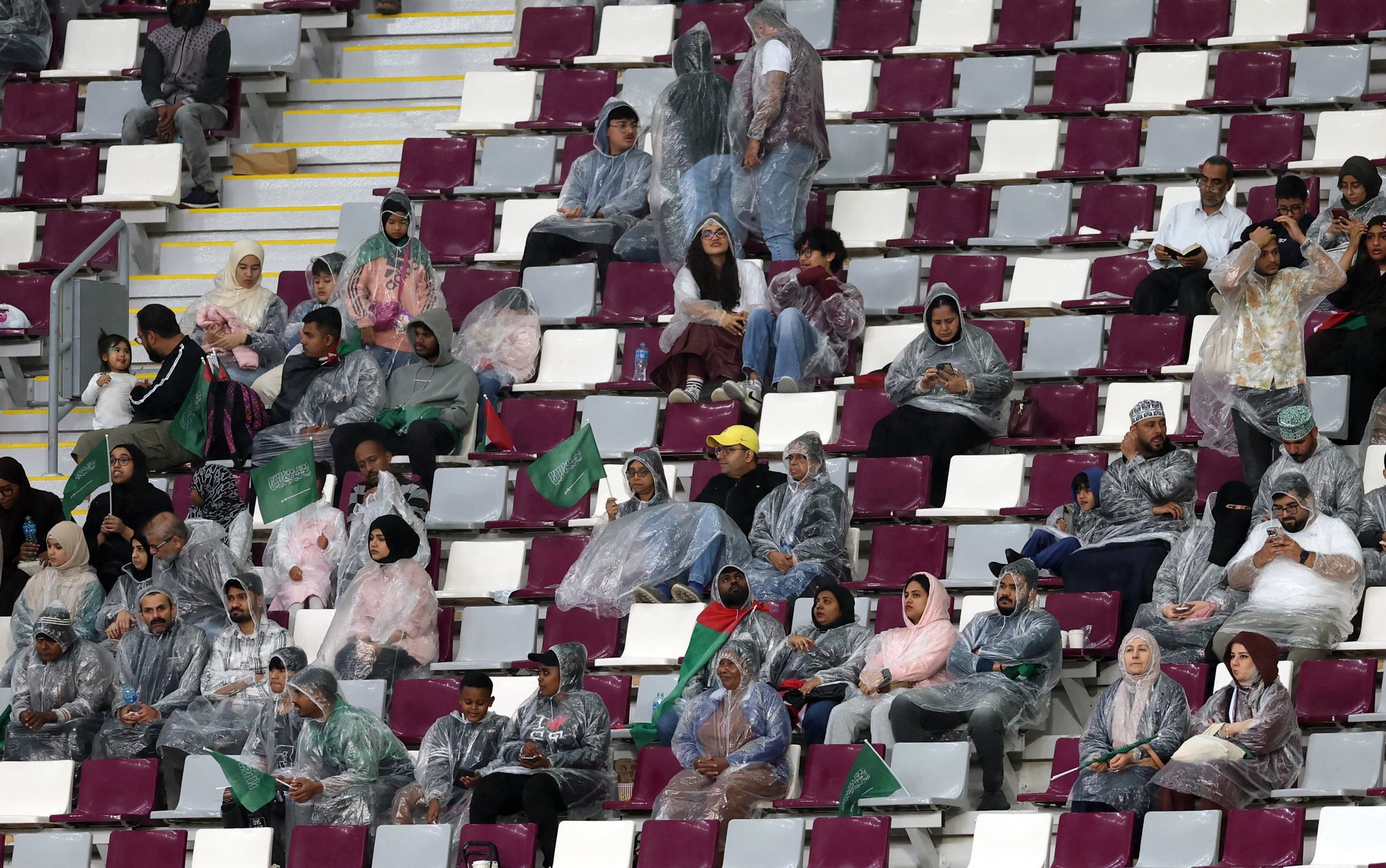 الجماهير في انتظار القرار #السعودية_الإمارات 