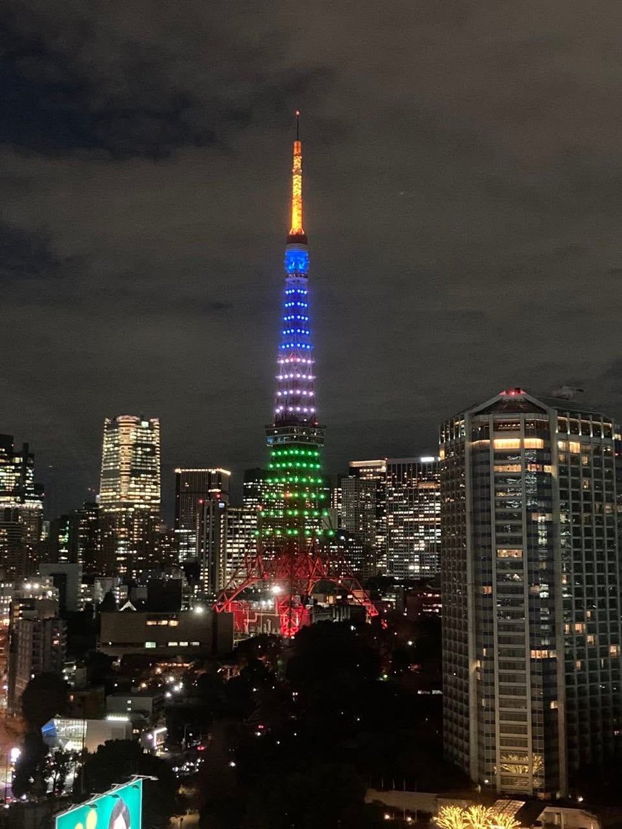 影と光の絶望タワー The iconic Tokyo Tower lit up in the colors of the Uzbekistan