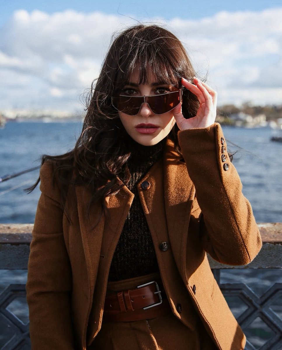 OzgeGurelBRA's tweet photo. 📸| #ÖzgeGürel via instagram feed.

“Vendo Istambul através dos óculos Max Mara 🤍✨” https://t.co/g0AxGGmQ2f