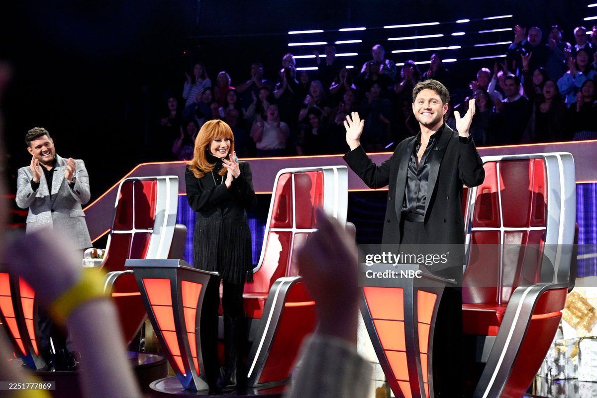 NiallArgHQ's tweet photo. Nuevas fotos de Niall durante la final de The Voice ✨ https://t.co/Xt5bhkltR6