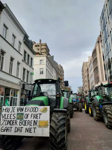 WWFitalia's tweet image. Le Organizzazioni agricole italiane manifestano oggi a Bruxelles contro la proposta di riforma della PAC presentata dalla Commissione

Difendere solo il portafoglio della PAC è però sbagliato se non si fa una seria analisi sulle cause del suo fallimento👇
wwf.it/area-stampa/ma…
