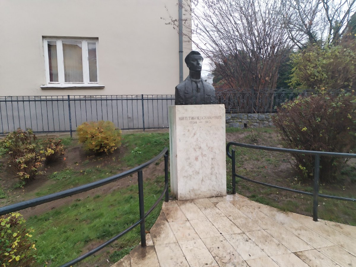 Milutin Uskoković ostao je zabeležen u srpskoj književnosti kao jedan od onih tihih, a snažnih glasova epohe – glas čoveka koji je istinu o sebi i svetu tražio između redova, ... Pročitaj više vestizssmestaj.rs/znameniti-uzic…