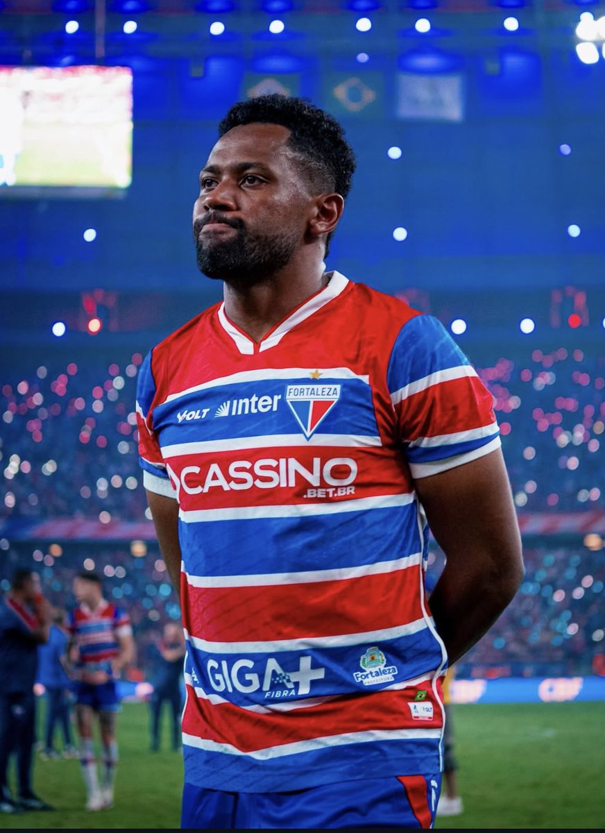 centraldoleao's tweet photo. Hoje o Fortaleza se despede de um jogador que ultrapassou o futebol e virou símbolo de uma era. Tinga foram 389 jogos, 26 gols, 33 assistências e 9 anos vestindo essa camisa com entrega, liderança e amor pelo clube.

Foram 10 títulos, incontáveis batalhas, acessos históricos, noites inesquecíveis e a certeza de que cada gota de suor foi derramada pelo Fortaleza. Tinga representou como poucos o que é ser Fortaleza, lutar até o fim, respeitar a torcida e honrar o escudo.

Obrigado por tudo, capitão. Obrigado por liderar dentro e fora de campo, por nunca se esconder nos momentos difíceis e por ajudar a construir a maior fase da nossa história.
