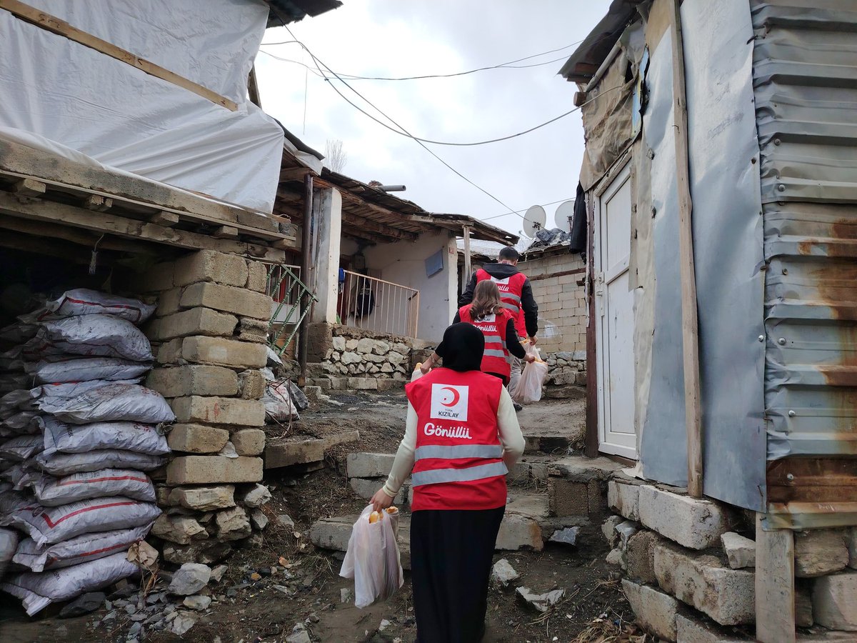 Gönüllülerimizle birlikte ihtiyaç sahiplerine ekmek ulaştırmanın mutluluğunu yaşadık.
Paylaşmanın, dayanışmanın ve iyiliğin gücünü bir kez daha hissettik.Bu yolda bizlerle olan bütün gönüllülerimize teşekkür ederiz.
<a href="/Kizilay/">Türk Kızılay</a>