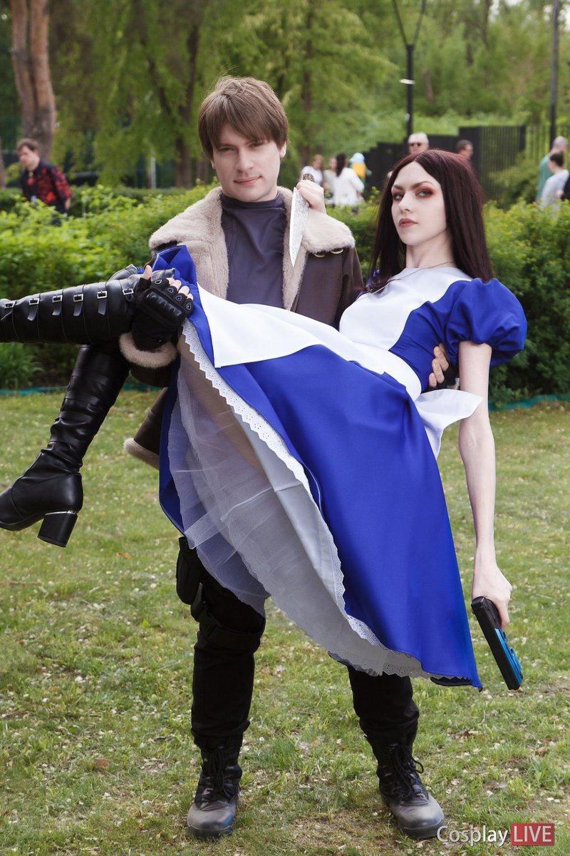 _PalEnchantress's tweet image. Okay, I took the gun from Leon S. Kennedy at the festival. I really love backstage at festivals. When Resident Madness comes true.🖤
#Backstage #festival #aliceliddell #leonkennedy #ResidentEvil #alicemadnessreturns #americanmcgeesalice #cosplay #vrnfest