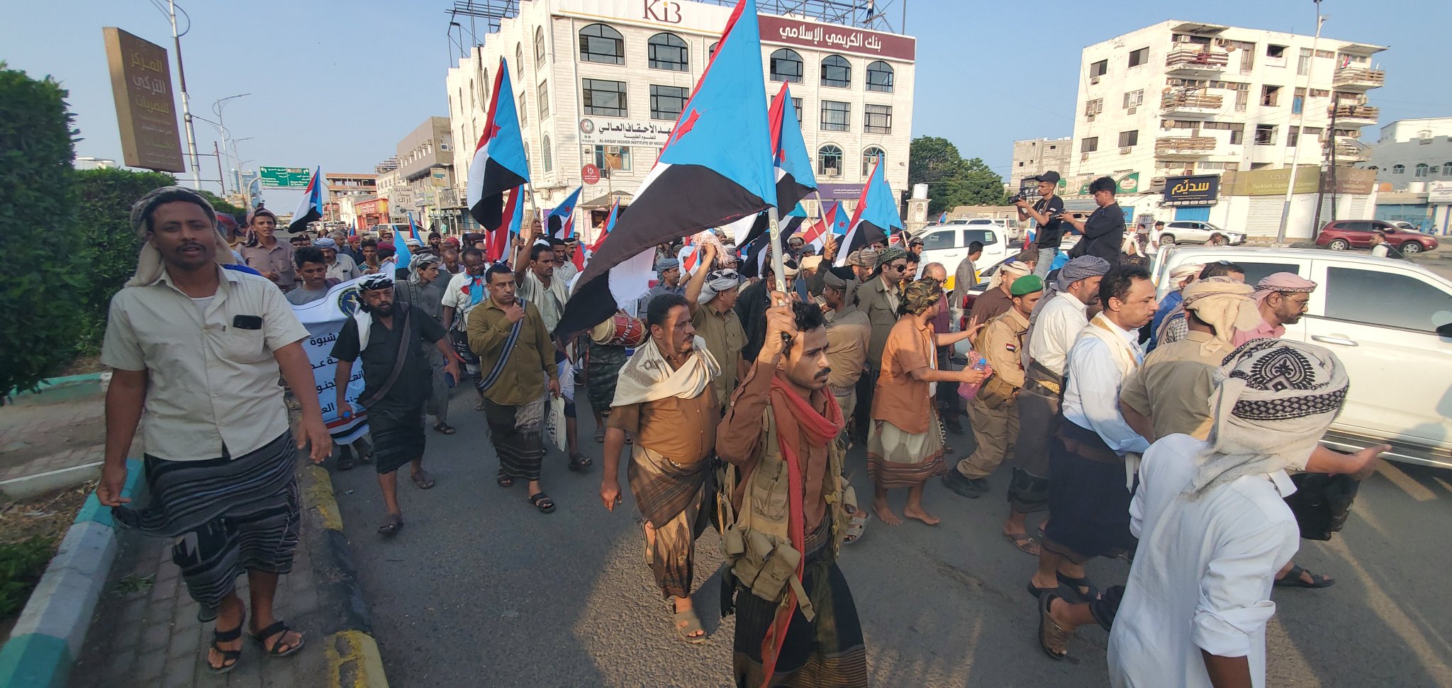 وفود من أبناء شبوة تصل ساحة العروض بالعاعصمة عدن للمطالبة بإعلان استقلال الجنوب #الامم_المتحده_الجنوب 