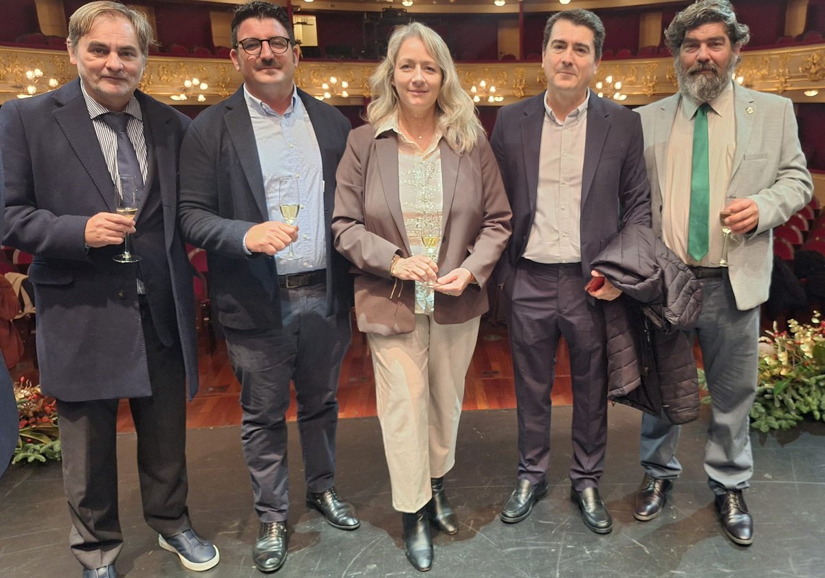 Nuestro consejeros, <a href="/BestardPedro/">Pedro Bestard Martínez</a>, <a href="/pilaramate/">Pilar Amate</a> y <a href="/tonigilimillan/">Antonio Gili Millán</a>, han asistido esta mañana a la tradicional copa de Navidad que organiza la institución insular para desear unas felices fiestas a los profesionales de los medios de comunicación.
#VoxUtil