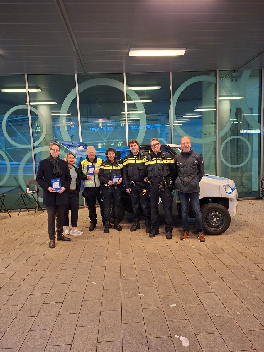 Afgelopen woensdag- en donderdagochtend stonden wethouder Relus Breeuwsma, de politie, en NS bij het station in Alphen om inwoners te waarschuwen voor fietsdiefstal. De voorbijkomende fietsers kregen de volgende tips: noteer je framenummer en zet je fiets altijd dubbel op slot.