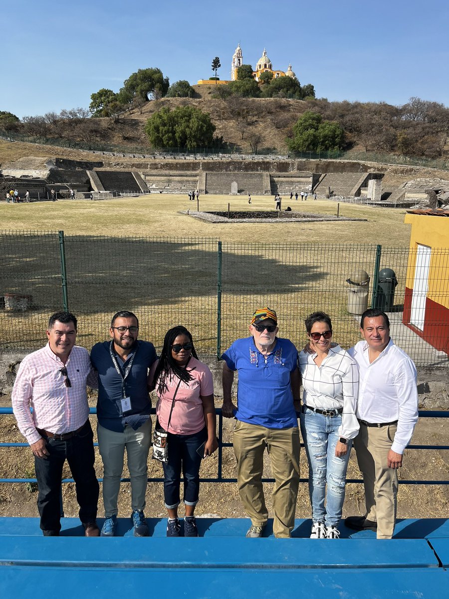 FabioGuerrero_'s tweet photo. Mi estimado John David Arnold y su esposa la Princesa de Gana, quien su padre fue de los primeros arqueólogos en hacer trabajos en nuestra pirámide emblemática de Cholula. John a dedicado su vida a apoyar a los Migrantes dándoles apoyo en la Educación con su Organización #PPEP https://t.co/nCa1P9szsu