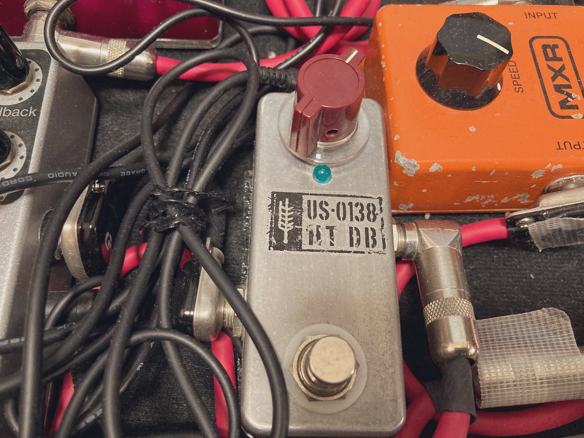 とあるライブに向けてエフェクターボードに改造メタルゾーンを設置。そしてブースターのツマミを元の赤いやつからこないだ買ってきたニーヴっぽいやつに交換。出音は全く変わらないんだがなんというか雰囲気が強そうになったでしょ？