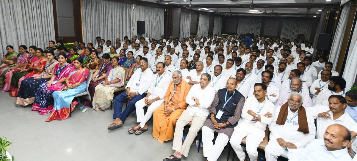 Ravi_Vennapusa_'s tweet photo. ఈ రోజు తాడేపల్లి వైయస్ఆర్ కాంగ్రెస్ పార్టీ కేంద్రం కార్యాలయం వద్ద మెడికల్ కాలేజీల ప్రైవేటీకరణను వ్యతిరేకిస్తూ రాష్ట్రంలో సేకరించిన కోటి సంతకాల పత్రాలు ఉన్న వాహనాలను  మాజీ ముఖ్యమంత్రి వర్యులు, వైయస్ఆర్ కాంగ్రెస్ పార్టీ అధ్యక్షులు శ్రీ వైయస్ జగన్మోహన్ రెడ్డి గారి చేతుల మీదుగా జెండా ఊపి తాడేపల్లి వైస్సార్సీపీ కాంగ్రెస్ పార్టీ కేంద్ర కార్యాలయం నుంచి లోక్‌‌భవన్‌కు పంపించే కార్యక్రమం అనంతరం జరిగిన  సమావేశం లో పాల్గొన్న వైఎస్ఆర్సీపీ పంచాయతీ రాజ్ విభాగం రాష్ట్ర అధ్యక్షుడు వెన్నపూస రవీంద్రా రెడ్డి గారు.
 
          *ఈ కార్యక్రమంలో మాజీ మంత్రివర్యులు,రీజినల్‌ కో-ఆర్డినేటర్లు,జిల్లాల పార్టీ అధ్యక్షులు,ఎమ్మెల్యేలు, ఎమ్మెల్సీలు,నియోజకవర్గాల సమన్వయ కర్తలు, వైయస్సార్ కాంగ్రెస్ పార్టీ ముఖ్య నాయకులు తదితరులు పాల్గొన్నారు.*

#VennapusaRavindraReddy
#PanchayatRaj #YSRCP #YCP
#YSRCPAnantapuram