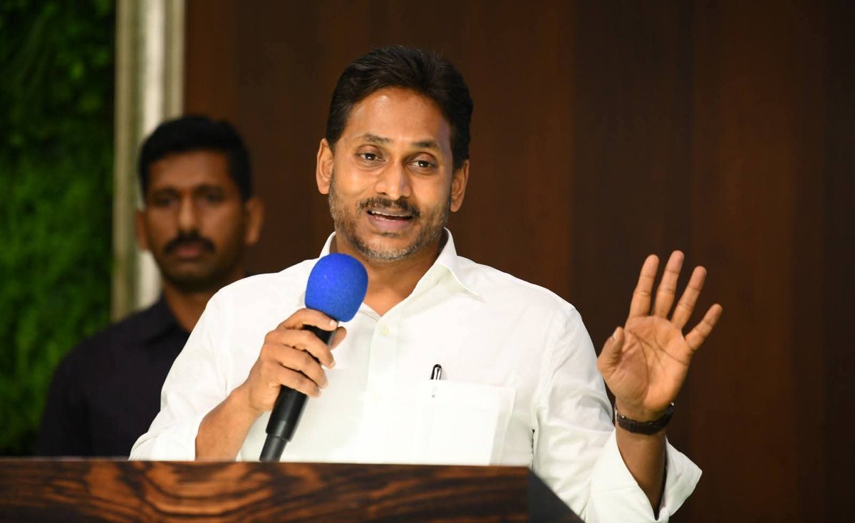 Ravi_Vennapusa_'s tweet photo. ఈ రోజు తాడేపల్లి వైయస్ఆర్ కాంగ్రెస్ పార్టీ కేంద్రం కార్యాలయం వద్ద మెడికల్ కాలేజీల ప్రైవేటీకరణను వ్యతిరేకిస్తూ రాష్ట్రంలో సేకరించిన కోటి సంతకాల పత్రాలు ఉన్న వాహనాలను  మాజీ ముఖ్యమంత్రి వర్యులు, వైయస్ఆర్ కాంగ్రెస్ పార్టీ అధ్యక్షులు శ్రీ వైయస్ జగన్మోహన్ రెడ్డి గారి చేతుల మీదుగా జెండా ఊపి తాడేపల్లి వైస్సార్సీపీ కాంగ్రెస్ పార్టీ కేంద్ర కార్యాలయం నుంచి లోక్‌‌భవన్‌కు పంపించే కార్యక్రమం అనంతరం జరిగిన  సమావేశం లో పాల్గొన్న వైఎస్ఆర్సీపీ పంచాయతీ రాజ్ విభాగం రాష్ట్ర అధ్యక్షుడు వెన్నపూస రవీంద్రా రెడ్డి గారు.
 
          *ఈ కార్యక్రమంలో మాజీ మంత్రివర్యులు,రీజినల్‌ కో-ఆర్డినేటర్లు,జిల్లాల పార్టీ అధ్యక్షులు,ఎమ్మెల్యేలు, ఎమ్మెల్సీలు,నియోజకవర్గాల సమన్వయ కర్తలు, వైయస్సార్ కాంగ్రెస్ పార్టీ ముఖ్య నాయకులు తదితరులు పాల్గొన్నారు.*

#VennapusaRavindraReddy
#PanchayatRaj #YSRCP #YCP
#YSRCPAnantapuram