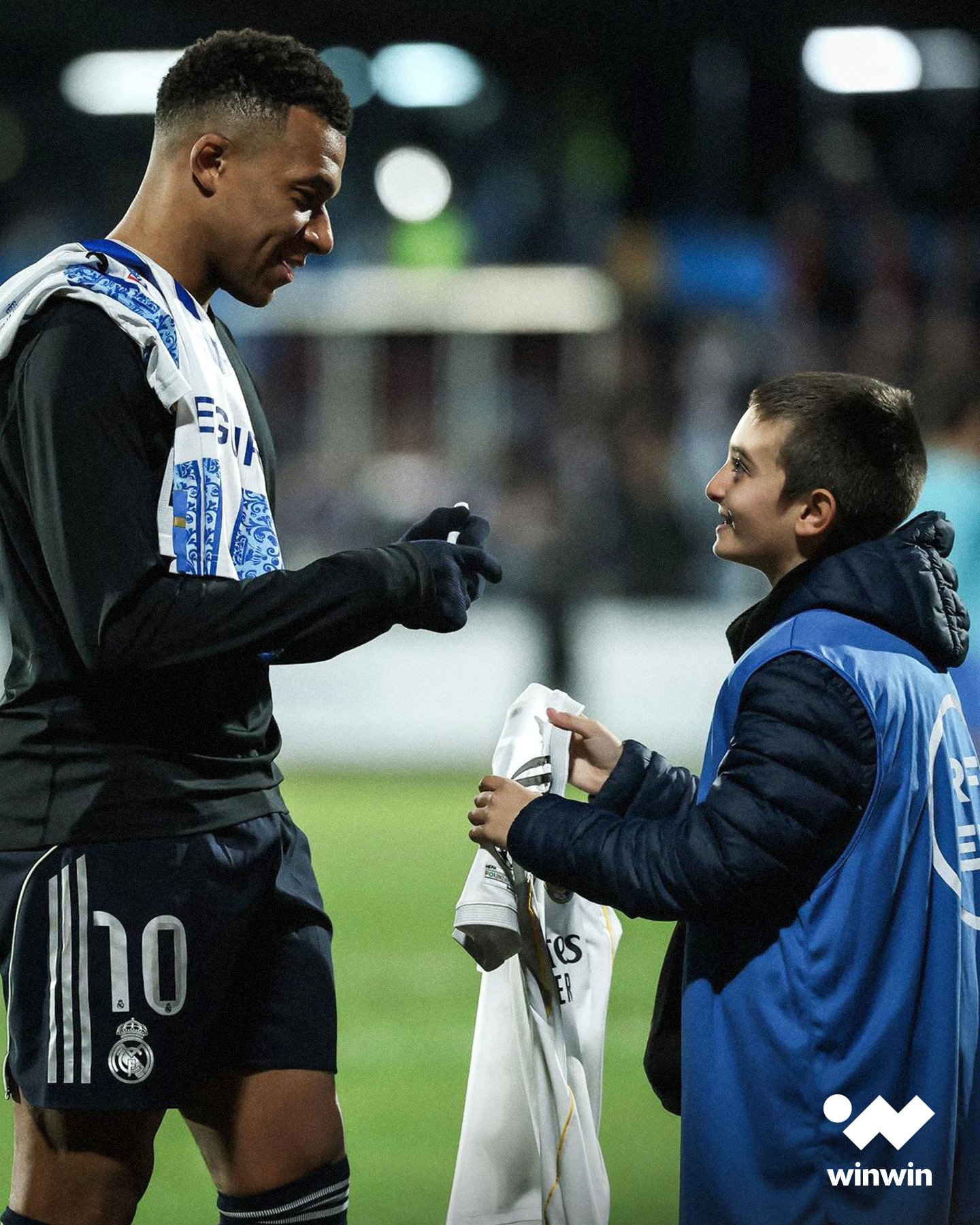 بعد نهاية المباراة أمام تالافيرا، قضى كيليان مبابي 5 دقائق مع ثلاثة أطفال من جامعي الكرات.. يا له من إنسان 