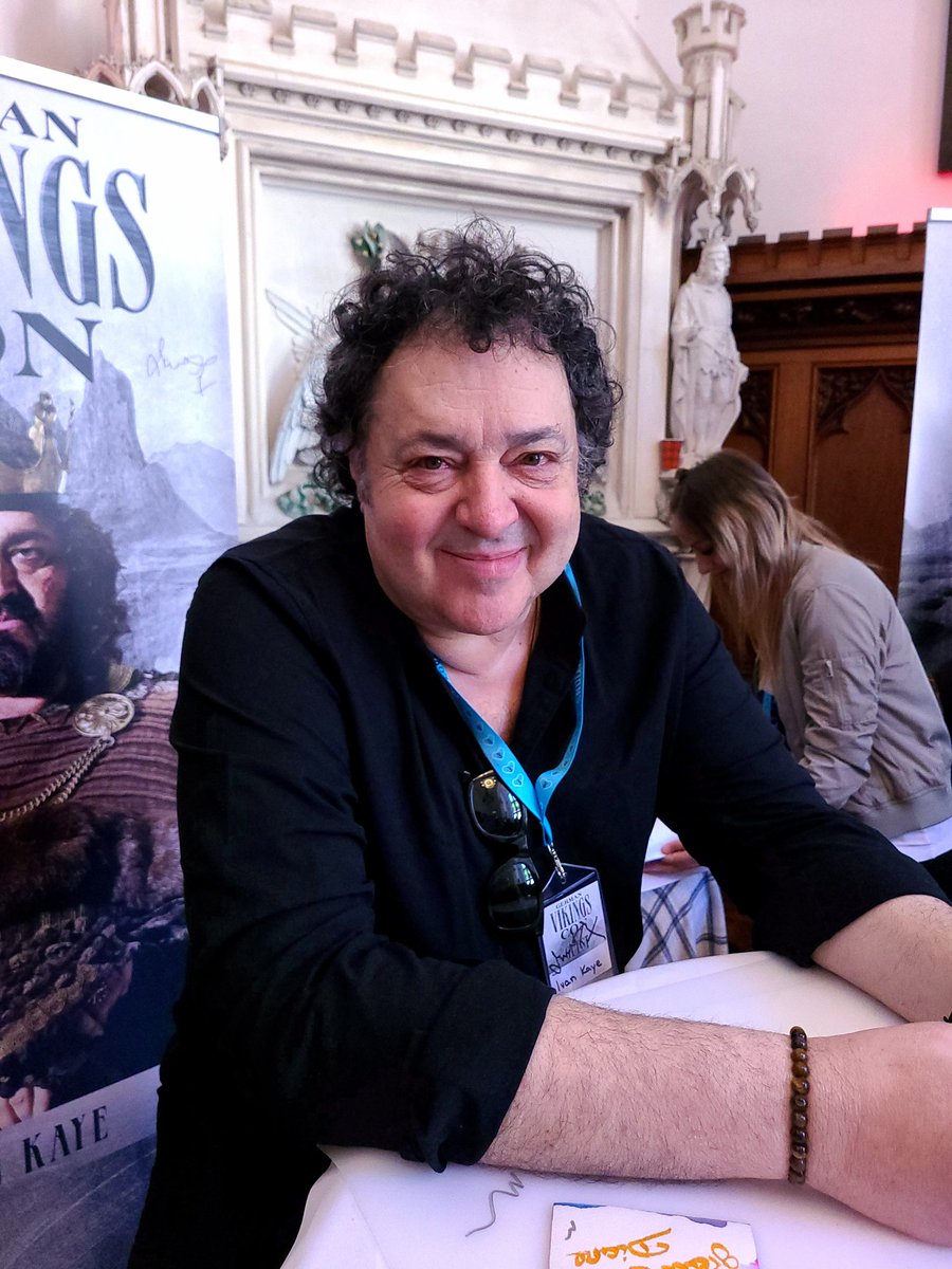 Exclusive photo of the king for the fan page from the German Vikings Con 2025 for #ThrowbackThursday.👑😊 If you want to meet Ivan in person, From Kattegat to Paris 2026 is your last chance for a while. Tickets ➡️ billetweb.fr/from-kattegat-…
.
#IvanKaye #actor #KingAelle #Vikings