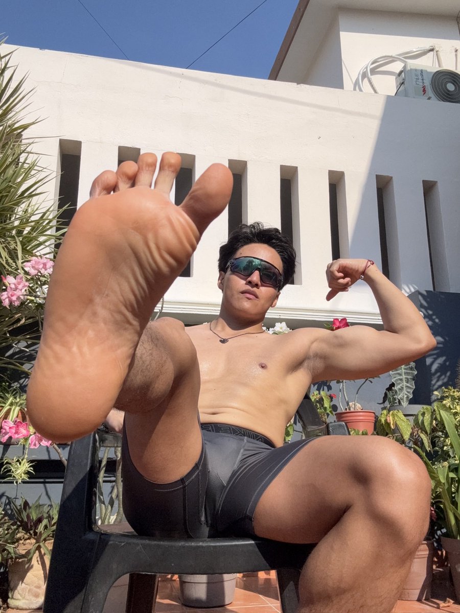 Morning, wallets. 

#malefeet #soles #macrophilia