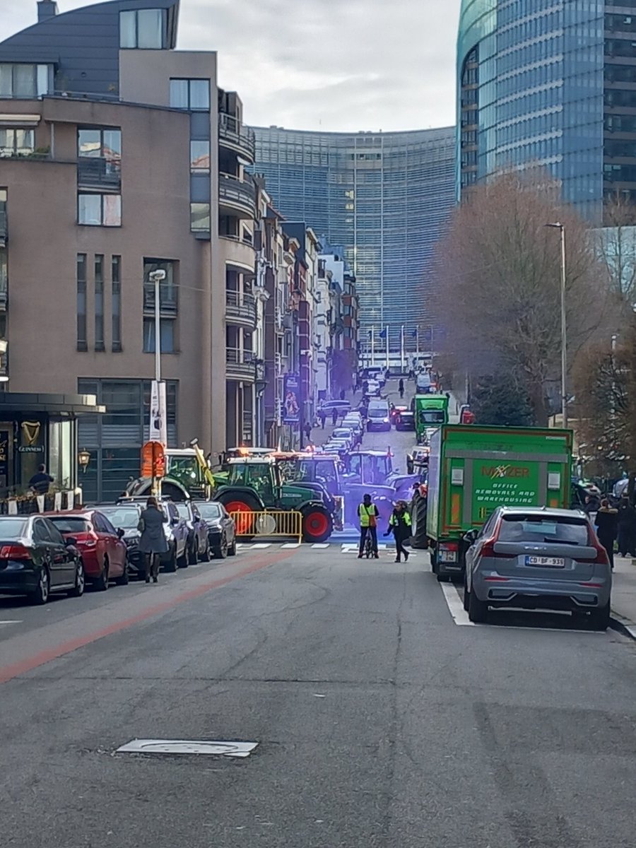 SkgGio's tweet photo. Farmers in Brussels
#farmers_protest
#Brussels https://t.co/2wYA0SYlCF