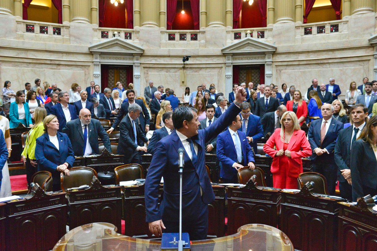 AtilioBasualdo's tweet photo. Juré en @DiputadosAR y dimos media sanción al #Presupuesto2026 🇦🇷
Garantizamos las herramientas para que @JMilei consolide el plan económico y termine con la decadencia. El rumbo de la Libertad es innegociable. Ahora, al Senado.
#AtilioBasualdo #Formosa
#LaLibertadAvanza #VLLC https://t.co/o8tjETk5tk