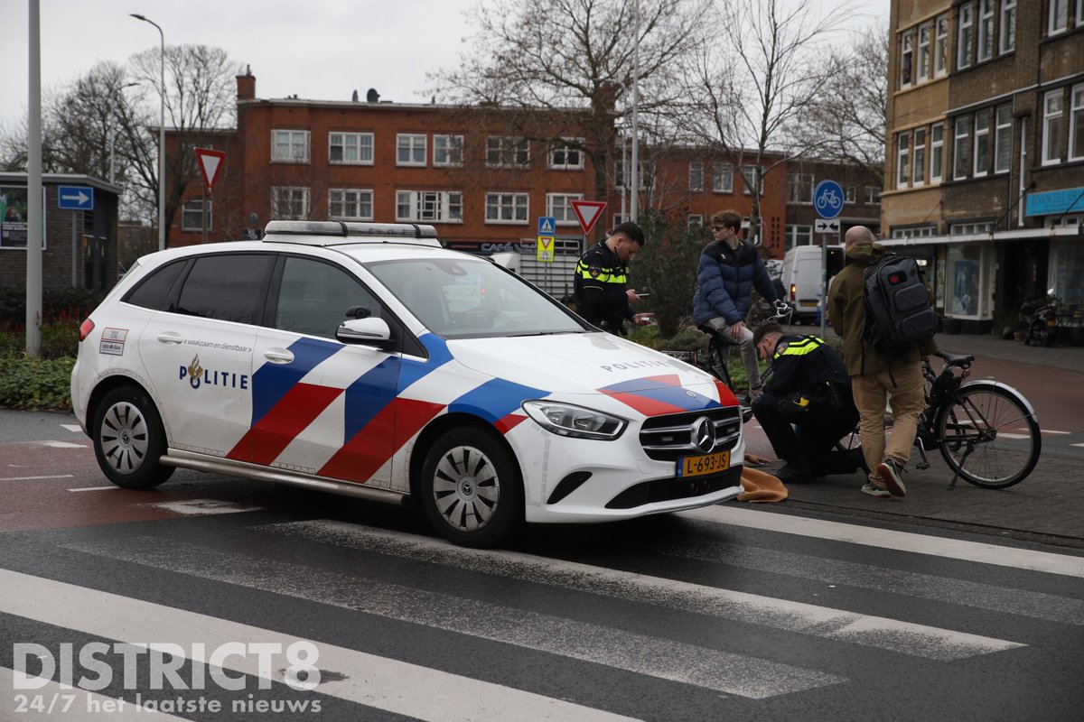 Vrouw op fiets aangereden door doorrijder op Soestdijkseplein, Den Haag