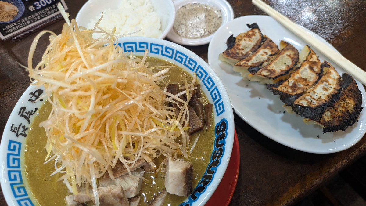 gnkb5566's tweet photo. 仙台市青葉区国分町
#長尾中華そば仙台国分町店　様
冬季限定
にぼ味噌カレー　ライス付　1,100 
+ ランチ餃子250円也
カレーと煮干が合う事が発覚
ただし粘度あるスープのため後半はまぜソバの様相
好みが分かれる攻めた逸品ですね
餃子は…
ごちそうさまでした😊
#ラーメン　#仙台市ラーメン　#煮干 https://t.co/HEhNTCMH9o