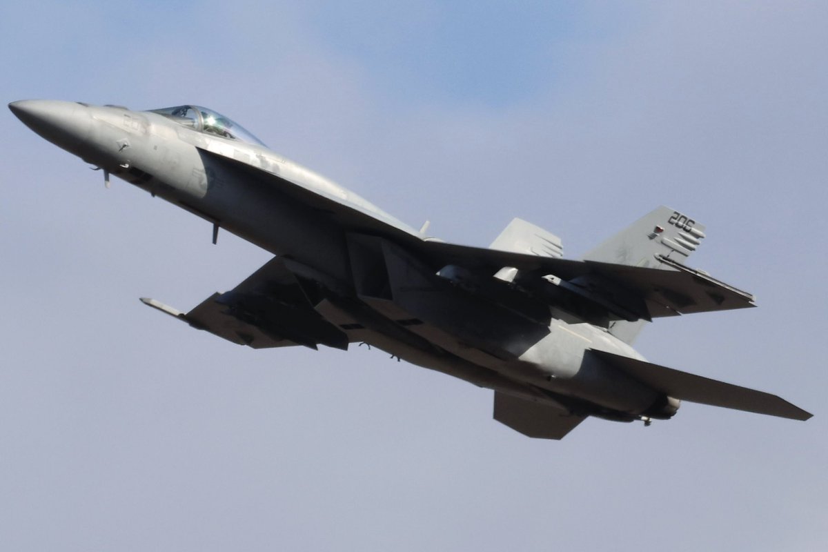 yukaf15's tweet photo. 今日のメイス🐝🇺🇸
ノータンク
#VFA27
#厚木基地 https://t.co/XAbn17iVcO