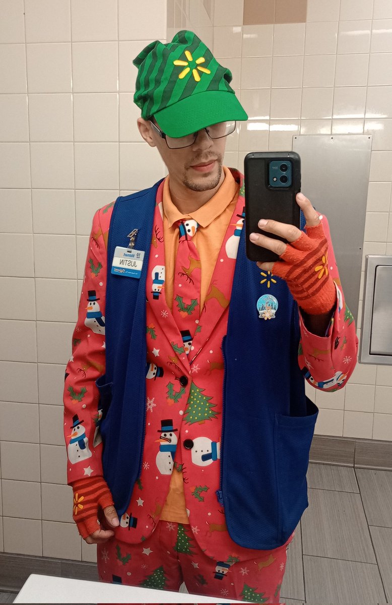 TheBalorClubGuy's tweet photo. One week until Christmas ⛄🎄🦌
#walmartworld #opposuits https://t.co/dF36c2KQZ7