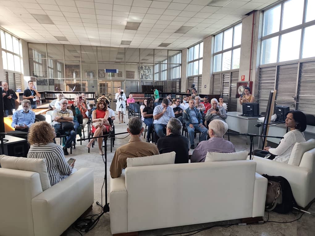 ✒️ Los versos, el vasto acervo del poeta, investigador y promotor literario, León Estrada, motivaron este miércoles, a los espectadores del espacio El autor y su obra, dedicado al relevante exponente cultural de Santiago de Cuba.

#CubaEsCultura🇨🇺