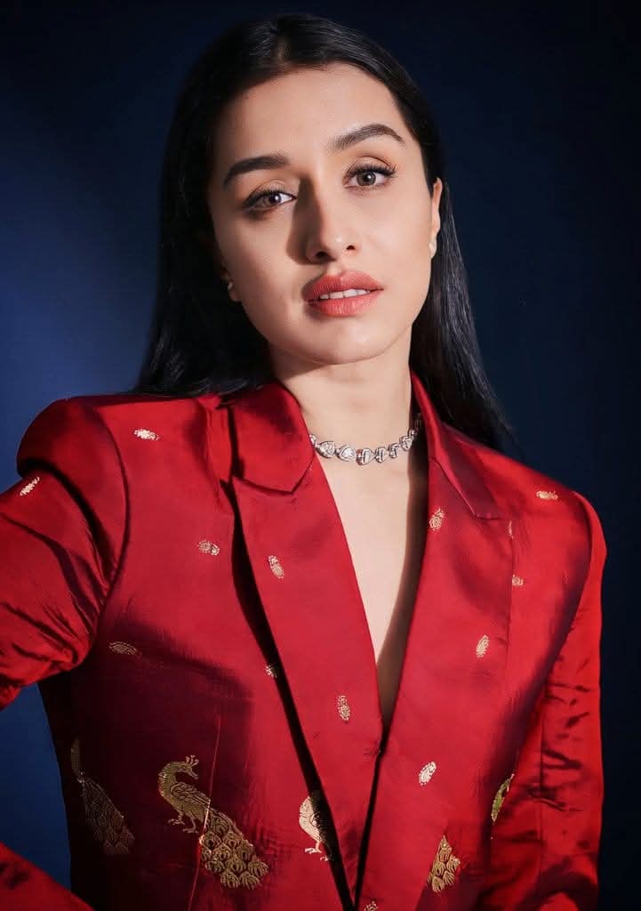 NaturallySree's tweet photo. #TOIFA WINNER: #ShraddhaKapoor https://t.co/GgZdPGgD5B