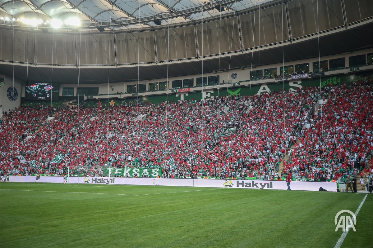 🐊 Bursaspor küllerinden doğuyor.

🏆 Süper Lig'de "dört büyükler" dışında şampiyonluk yaşayan tek Anadolu takımı olan Bursaspor, üst üste küme düştüğü sezonların ardından yeniden Süper Lig hedefiyle yoluna devam ediyor.

⚽️ 2. Lig Kırmızı Grup'ta liderliğe yükselen