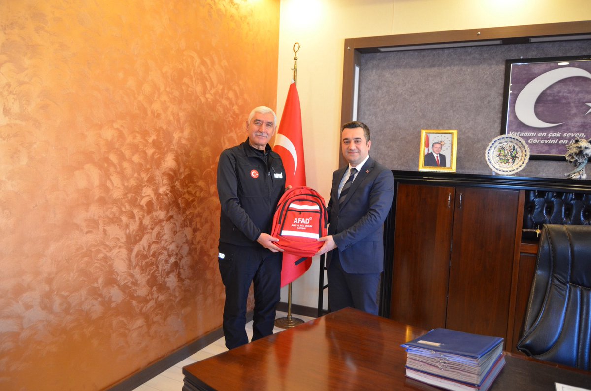 AFAD İl Müdürü Abdulkadir KARAKOÇ, İlçe  Kaymakamımız Sayın Can KURT'u makamında ziyaret etti. 

Kaymakamımız Sayın Can KURT, AFAD İl Müdürü Abdulkadir KARAKOÇ’a nazik ziyaretlerinden dolayı teşekkür etti.