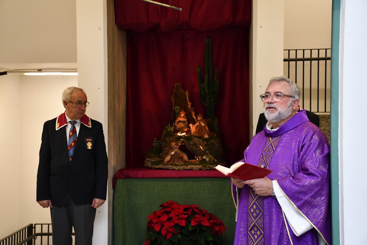 QPerugia's tweet photo. Oggi in Questura si è tenuto il precetto natalizio, officiato dal nostro cappellano, Fra Rosario, alla presenza del Questore, dei poliziotti e del personale civile dell’Amministrazione dell’interno della provincia. Un’occasione anche per scambiarsi gli auguri in vista del Natale. https://t.co/2V511HE2be