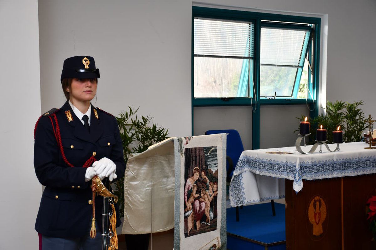 QPerugia's tweet photo. Oggi in Questura si è tenuto il precetto natalizio, officiato dal nostro cappellano, Fra Rosario, alla presenza del Questore, dei poliziotti e del personale civile dell’Amministrazione dell’interno della provincia. Un’occasione anche per scambiarsi gli auguri in vista del Natale. https://t.co/2V511HE2be