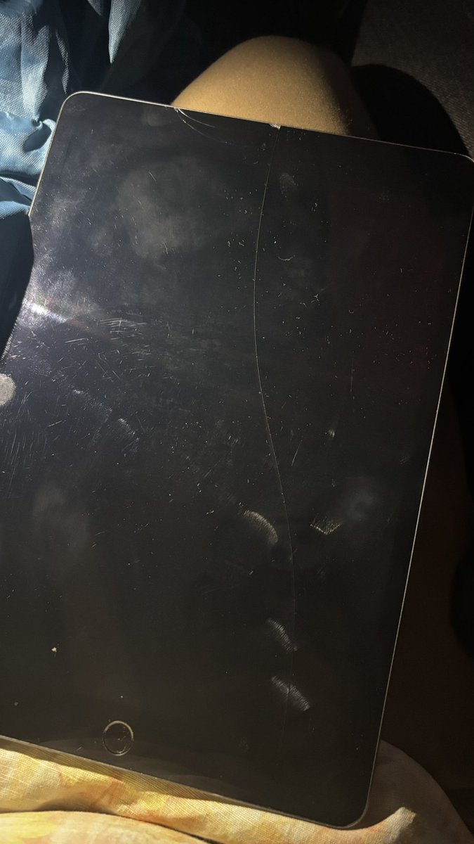 sarcasterpj7's tweet photo. @AirIndiaX  on(18 Dec 2025)my AirAsia flight from Port Blair to Kolkata, I checked in my baggage. Upon receiving it, my iPad was found damaged. This clearly happened due to mishandling. Please investigate urgently and provide compensation. PNR: U9CTSD Thanks.  #AirAsia https://t.co/u9oiqXYxLC
