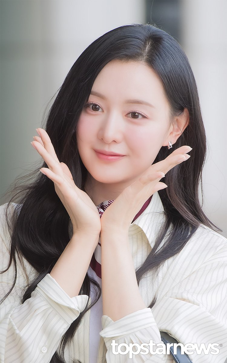 yerim1__'s tweet photo. 이 날 넘 귀여웠던거 아는사람 ...🥰
목에 스카프 매고 총총총... https://t.co/KRVaGH0aYz