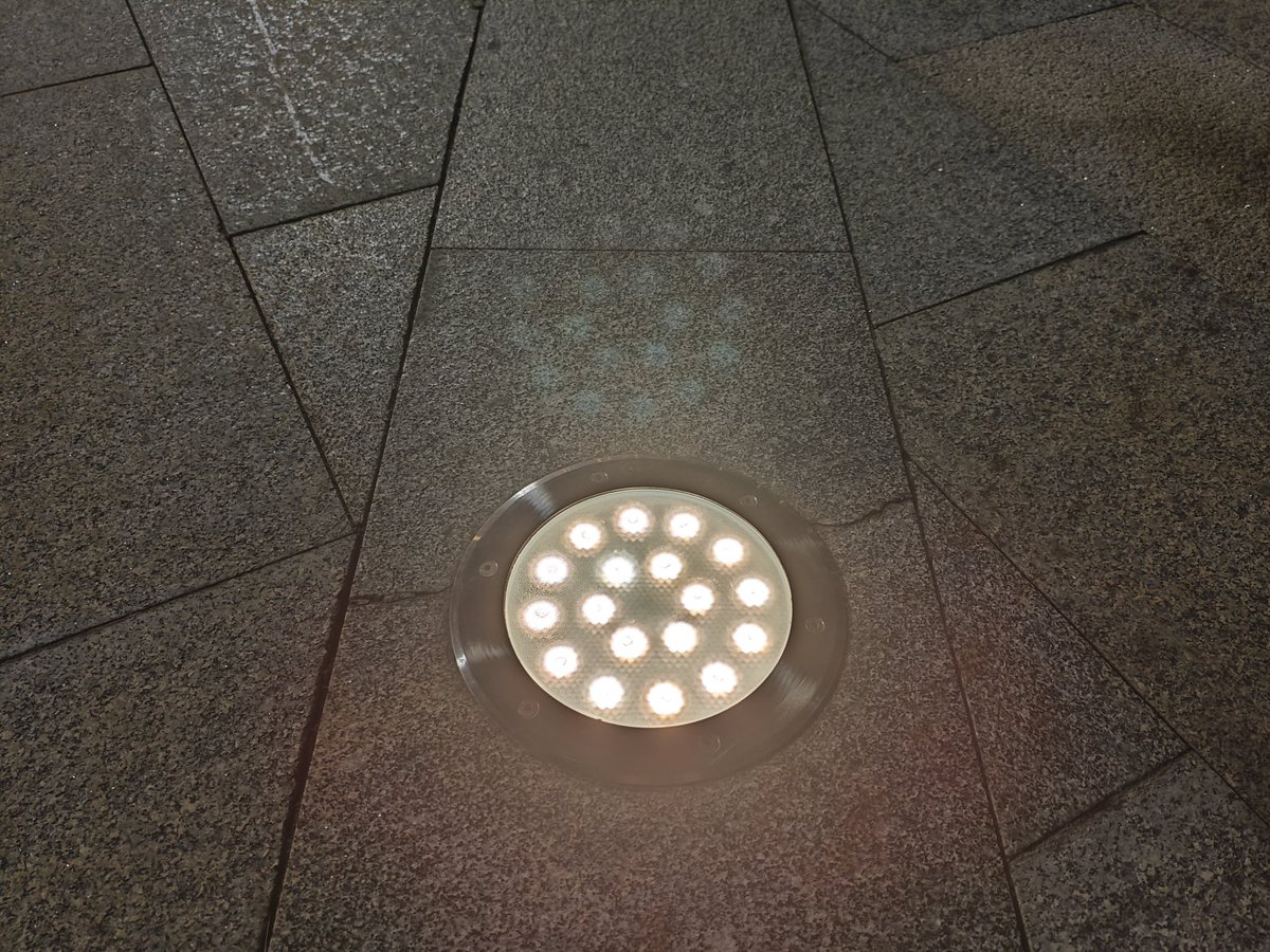 iamchengfeng's tweet photo. 每次看到这个地砖的灯都会想起spacex的引擎喷嘴😂 https://t.co/XRmIe1lfis