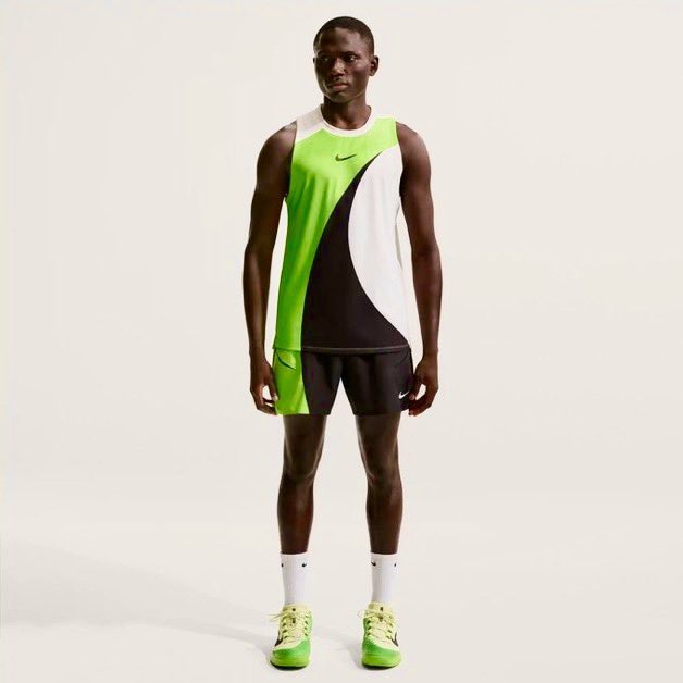 El outfit de Alcaraz para el Open de Australia. 

¿Qué os parece? 🤔